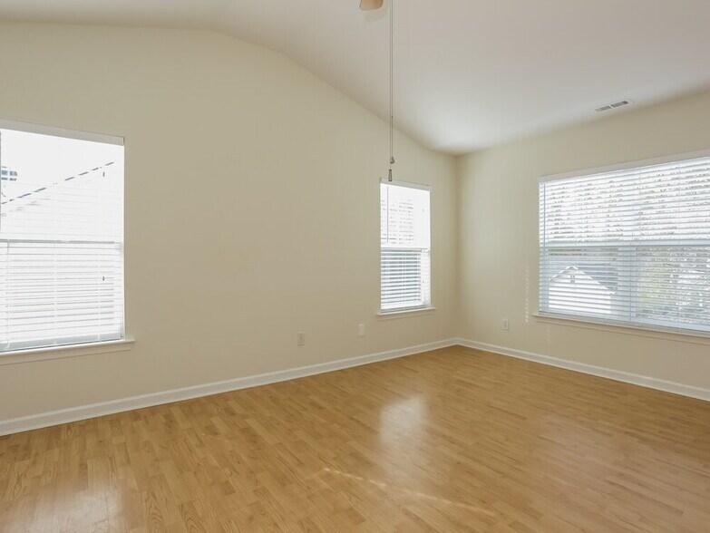 Building Photo - 8264 Chatham Oaks Dr