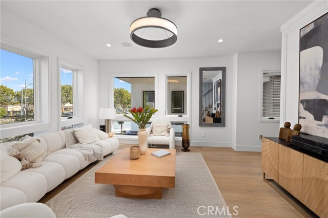 Building Photo - 903 W Duarte Rd