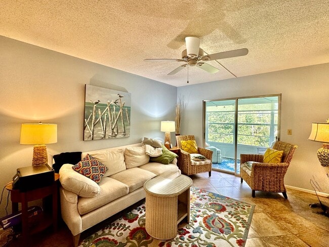 Building Photo - Fully Furnished 2 bedroom/ 2 bath with tranquil views