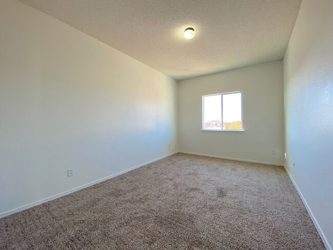 Building Photo - East El Paso 5Bed/3Bath Refrig A/C!