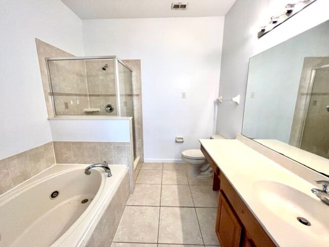 Building Photo - Remodeled Kitchen!! Wonderful Avalon Park-...