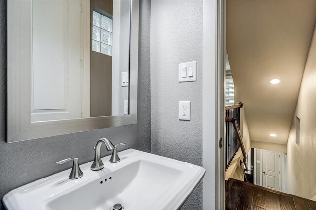 Building Photo - 704 N Shepherd Dr
