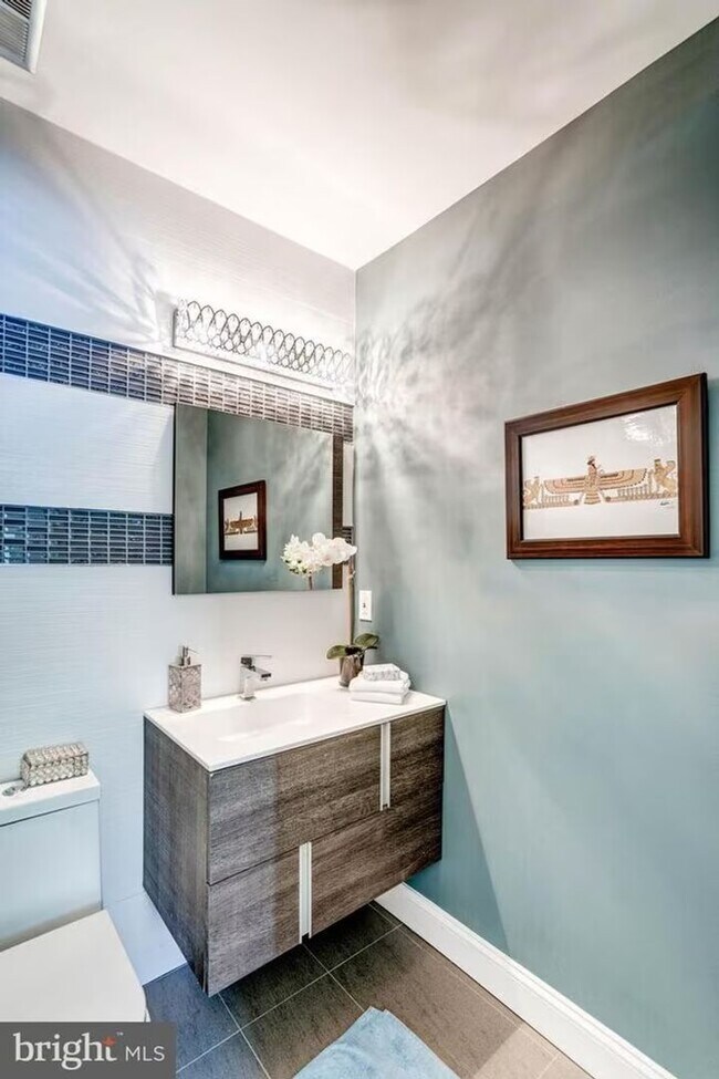 Building Photo - Sun-Drenched 2BR/2.5 BA Townhouse Condo in Gated Sutton Place