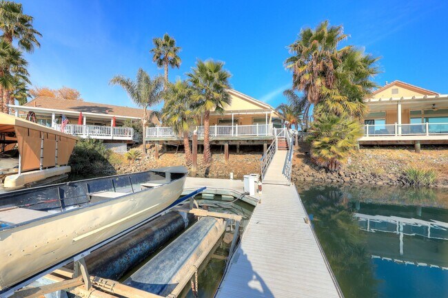 Building Photo - OPEN FLOOR PLAN WITH SIDEYARD PARKING AND ...