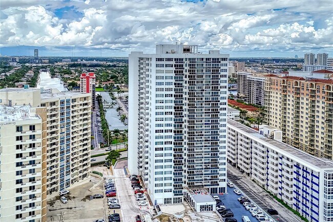 Building Photo - 3140 S Ocean Dr