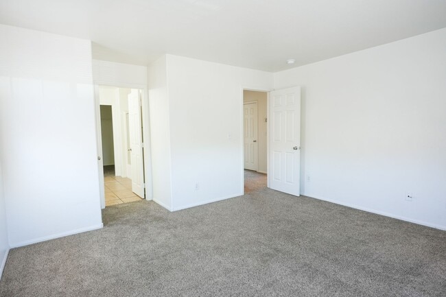 Building Photo - Well-Maintained 3 Bed, 2.5 Bath Home with Garage & Private Backyard