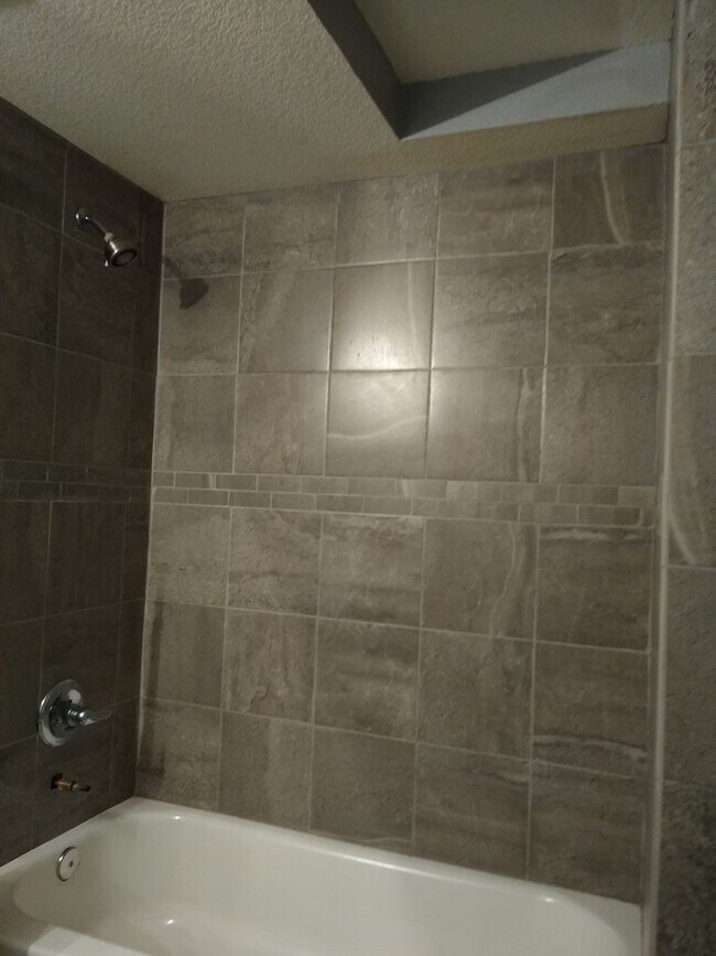 Building Photo - Massive and Expansive 5 Bedroom Green Vall...
