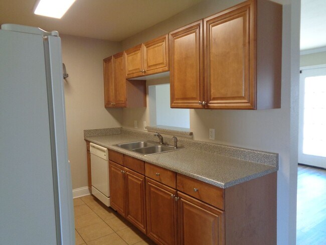 Building Photo - Great Location / Close to Hwy 85 & I-10