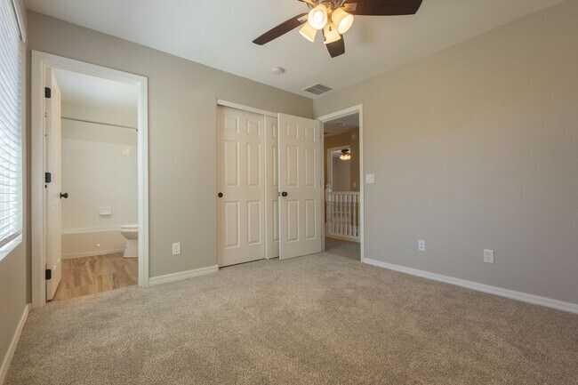 Building Photo - 3 Bedroom 2.5 Bathroom