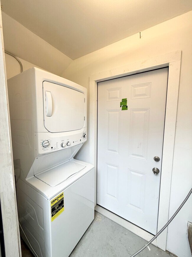 Building Photo - BRA11