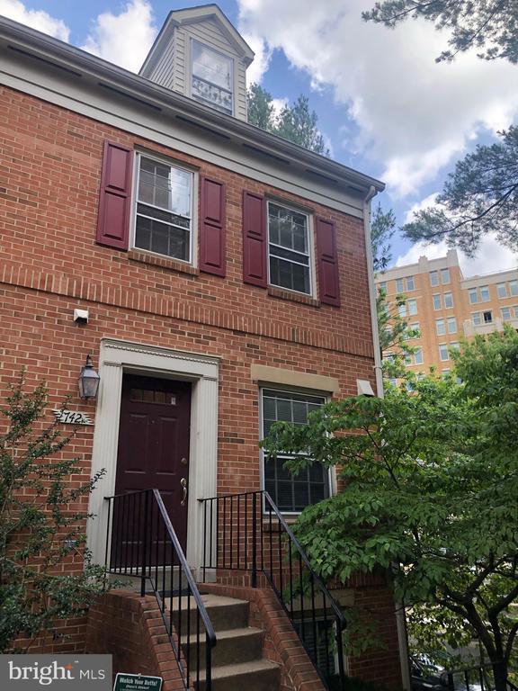Building Photo - 742 N Vermont St
