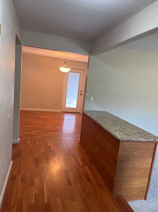 Building Photo - Great East Medford location with views of RoxyAnn