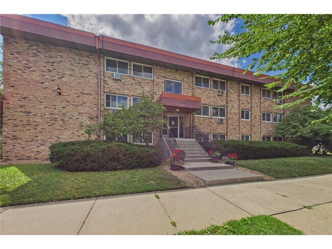 Building Photo - 2630 Pleasant Ave