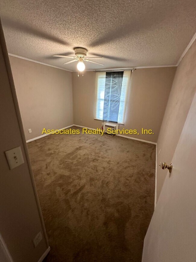 Building Photo - Attention Students! 1 bedroom- Near Shands & UF!  Look!