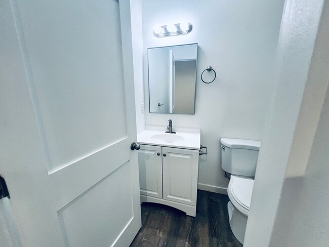 Building Photo - Almost new 3 bedroom, 3 bath Townhome