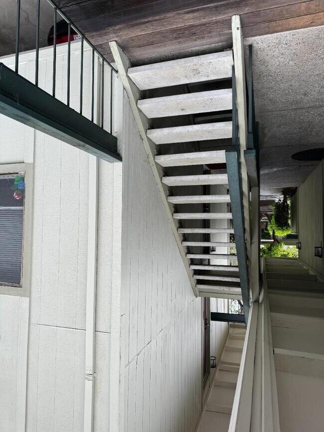 Building Photo - 1070 Mercedes Ave