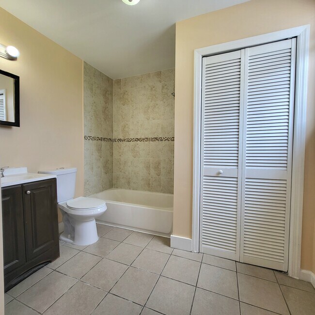 En-suite Bath - 501 S 10th St