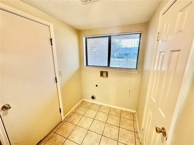 Building Photo - 3507 W Beechwood Dr