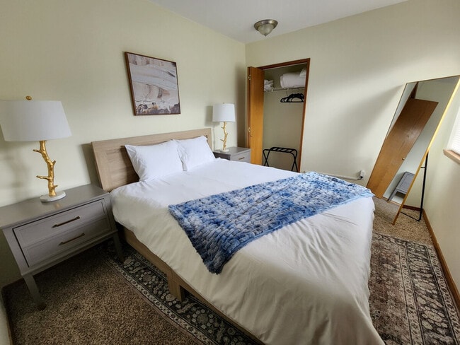 Building Photo - 15904 Admiralty Way