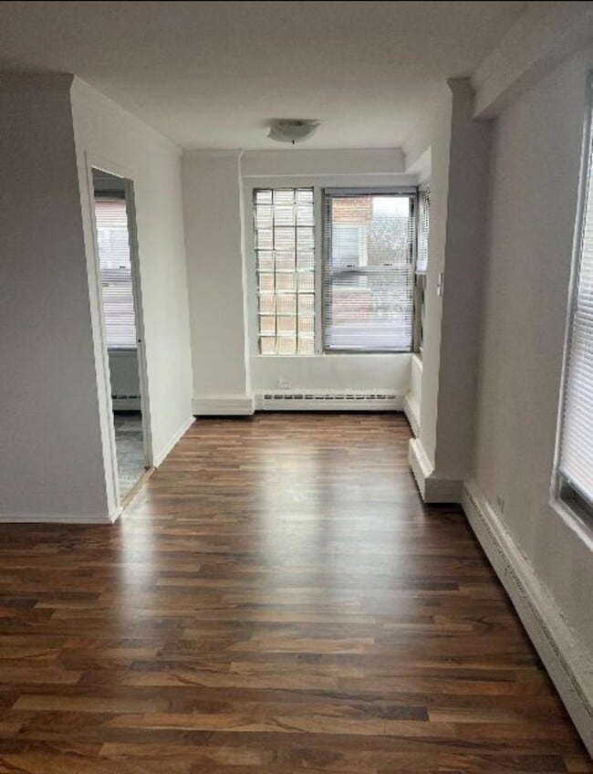 Building Photo - 2620 W Berwyn Ave