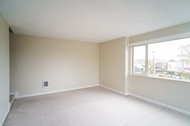 Building Photo - 4314 Southwest View Point Ter