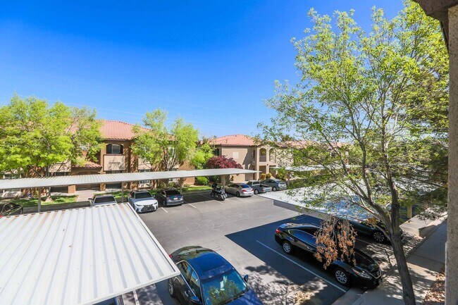 Building Photo - Precious Gem at Sedona on the Blvd!