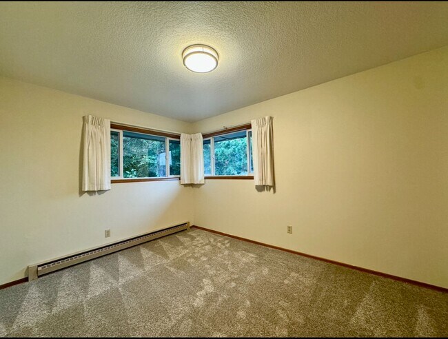 Building Photo - Vintage Irvington Top Floor 2 Bed with a l...