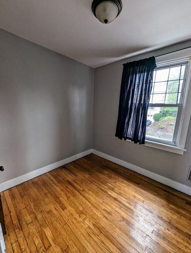 Building Photo - Updated 3 Bedroom in Dormont with AC and Fenced in Yard