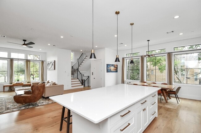 Building Photo - 2303 Yupon St