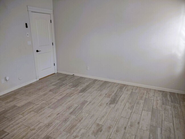 Building Photo - Immaculate Single Level Eastside Home With Refrigerated Air Located In Quiet Neighborhood