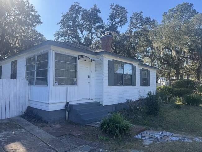 Building Photo - 8017 Oakwood St