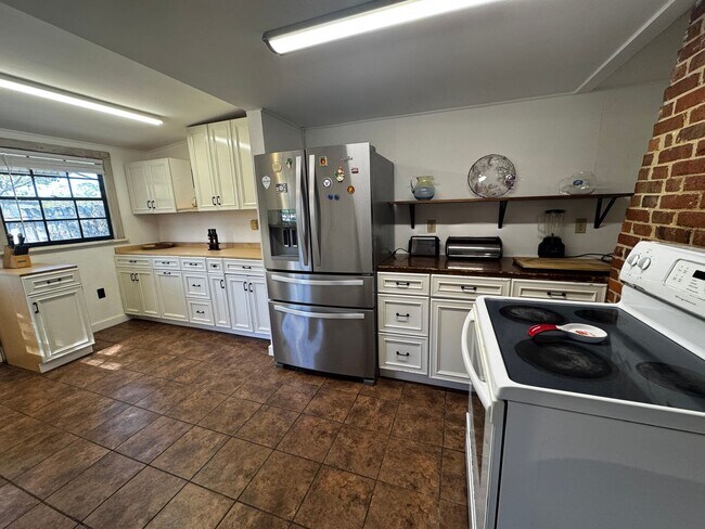 Building Photo - 630 N Crooked Lake Dr