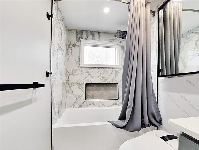 Building Photo - 425 Lindbergh Drive NE