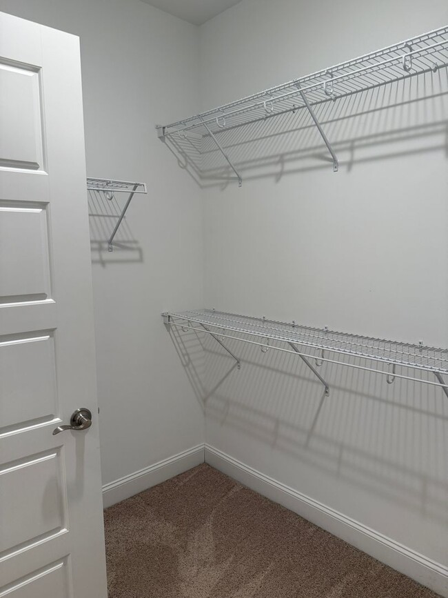 Building Photo - Easy access in Red Bank