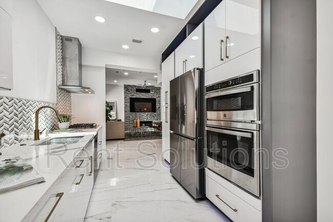 Building Photo - 110 28th Ave N