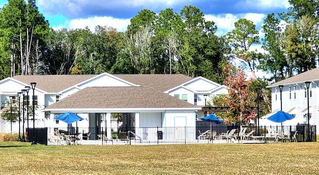 Building Photo - Discover this Stunning 3/2.5 Townhome w/ Pool and Dog Park!