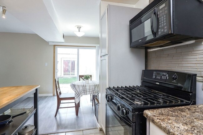 Building Photo - 21S S Fernwood Dr