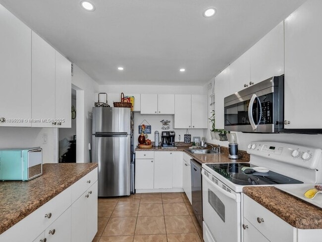 Building Photo - 8401 Lagos De Campo Blvd