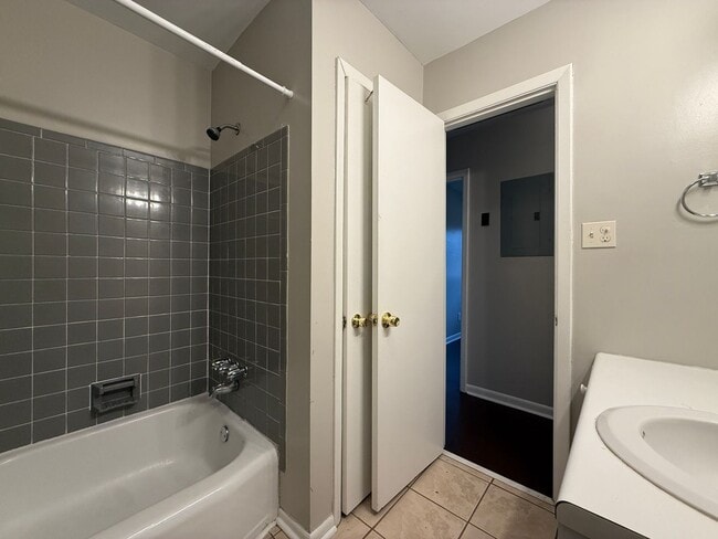 Building Photo - 213 Foxcroft Dr