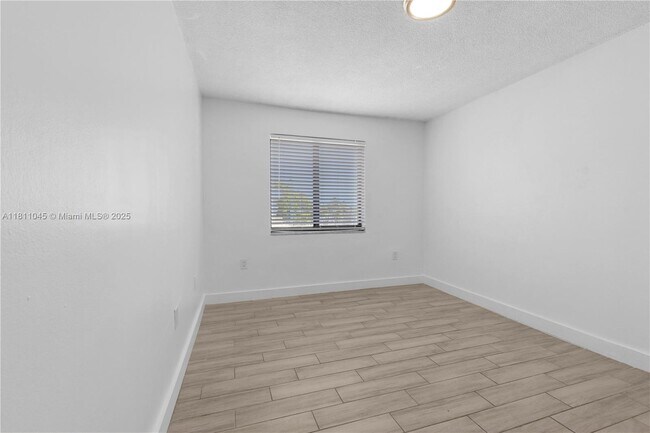 Building Photo - 810 Salzedo St