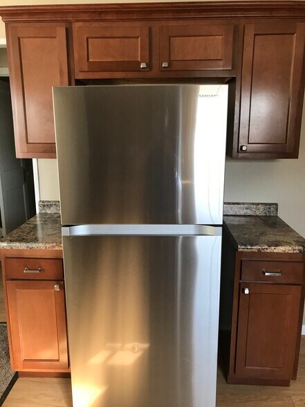 Building Photo - 615 E 5th St