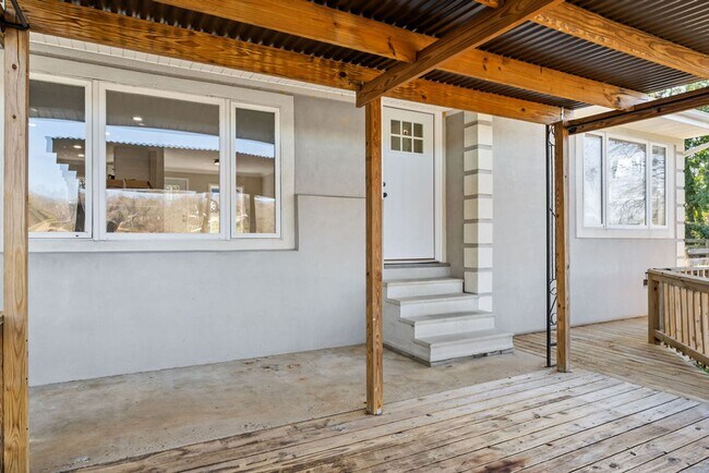 Building Photo - 3BR/2BA Cottage that's on the Rive – Minutes from Downtown Knoxville and Maryville