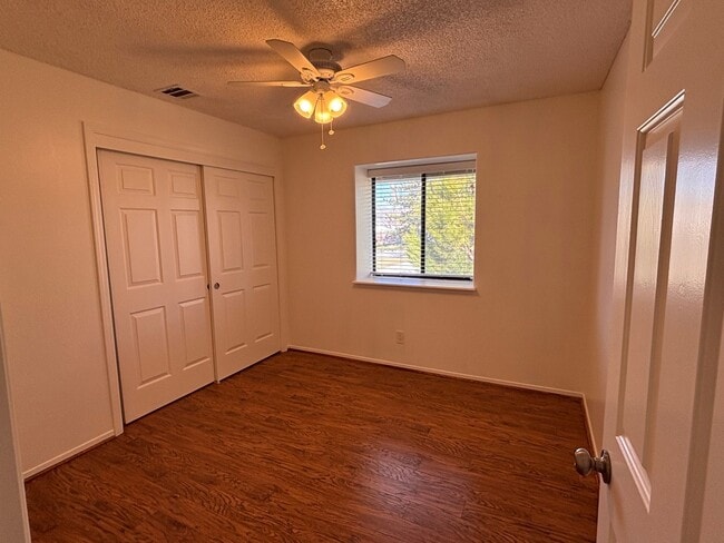 Building Photo - Beautiful Stallion Springs Home With A View!