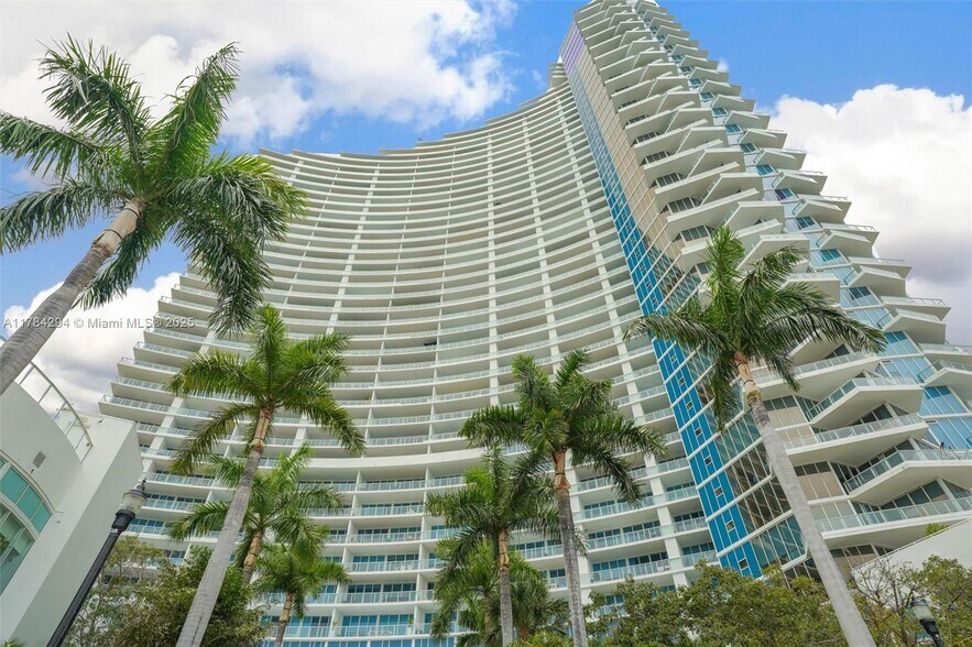 Building Photo - 2020 N Bayshore Dr