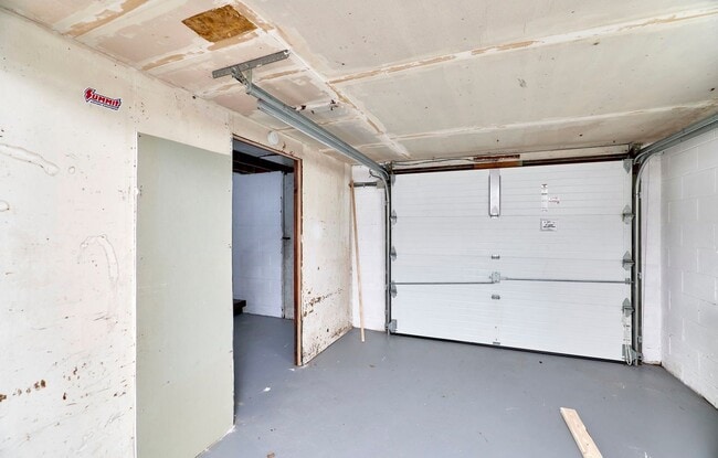 Building Photo - 8601 Belhaven Dr