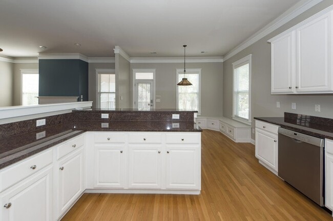 Building Photo - 302 White Gables Dr