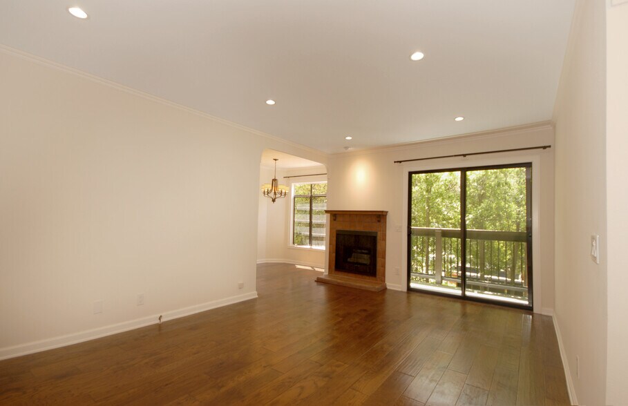 Building Photo - 13025 Moorpark St