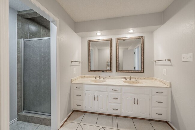 Building Photo - Charming Updated Home on Quiet Cul-de-Sac