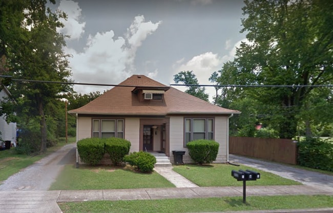 Primary Photo - 908 N Maple St