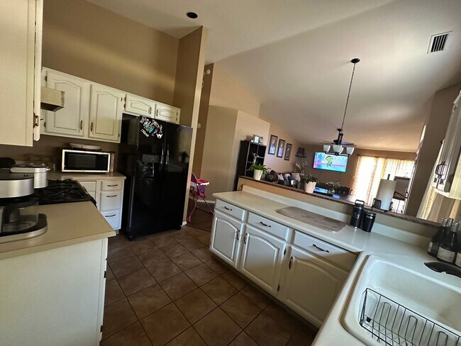 Building Photo - Beautiful two bedroom two bathroom contact...